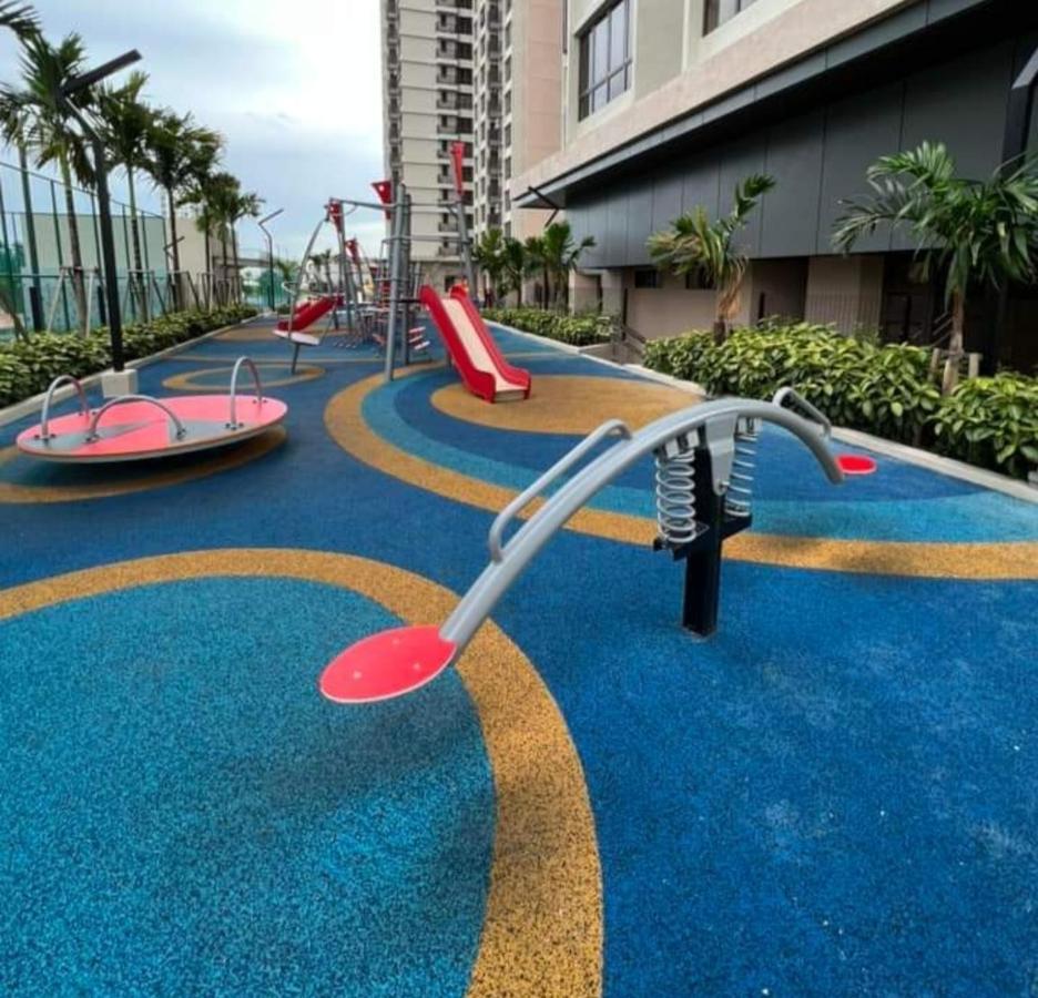 New Stylish Seaview Bali Residences Near Jonker 4 Pax Apartment